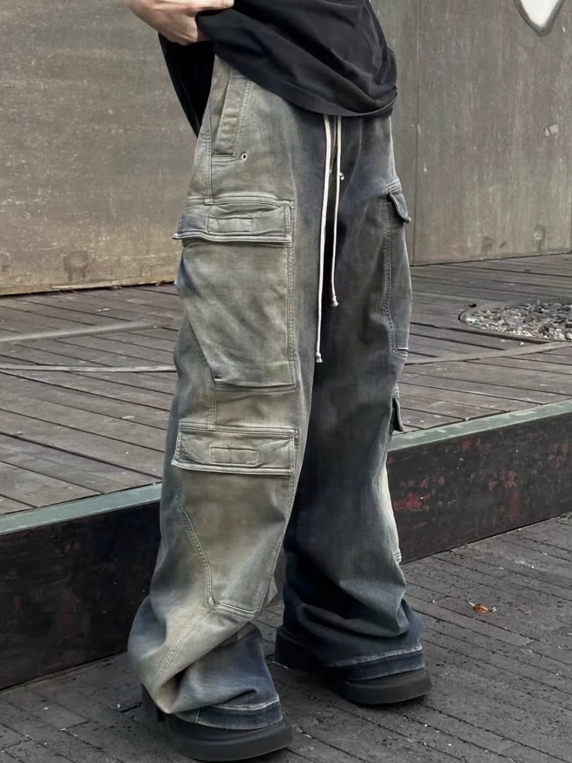 Different from the original version RO23SS washed gradient blue mopping flared multi pocket work jeans on the market from Taobao