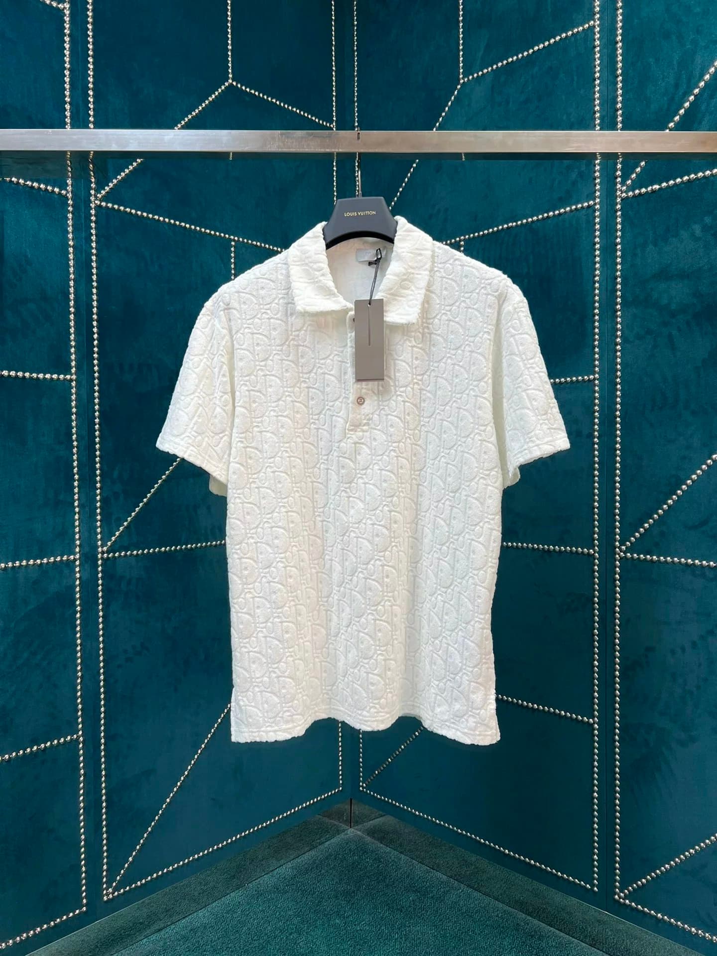 D*or's new polo shirt features the iconic Oblique print from Weidian