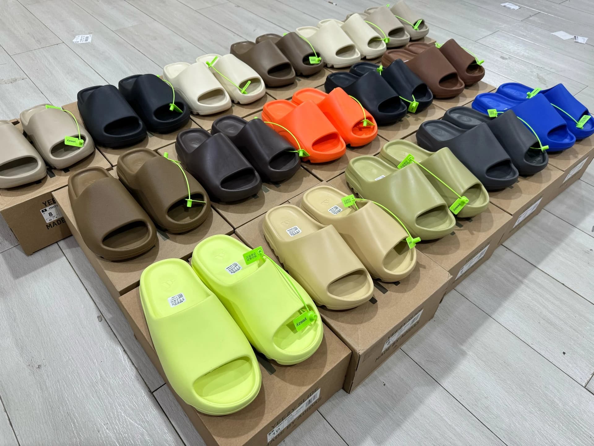 1:1 slippers use EVA foam one piece shoe mold fashionable slippers good slippers sandals unisex summer slippers from Weidian